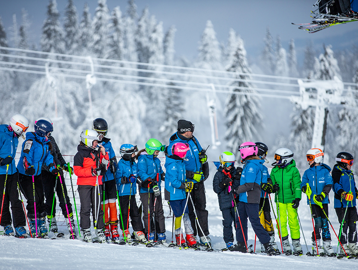 Szkoła narciarska Snow Club - dzieci uczą się jeździć na nartach na Stacji Narciarskiej Kaniówka