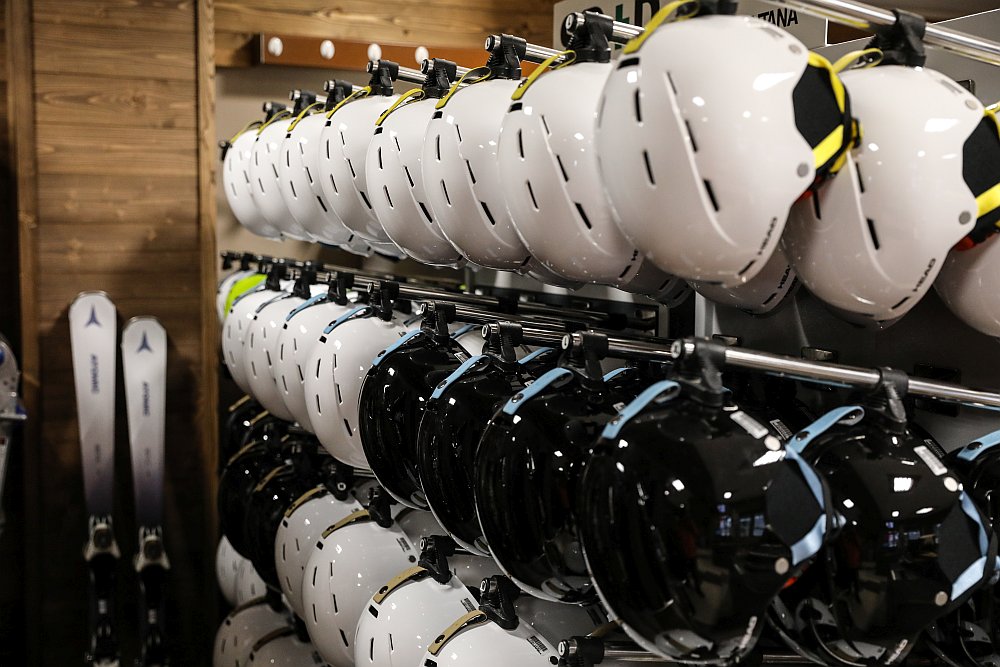 Szeroki wybór sprzętu narciarskiego w wypożyczalni Waluś Ski